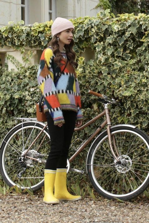 Emily does cosy chic in this Essentiel Antwerp sweater and bright rainboots by Aigle. Paris Fashion Outfits, Emily In Paris Style, Emily In Paris Fashion, Emily In Paris Outfits, Paris Look, Paris Outfits, Emily In Paris, Sarah Jessica Parker, Lily Collins