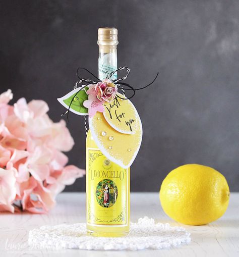 Limoncello Gift by Laurie Schmidlin Limoncello Gift, Food Wedding Favors, Clay Gift Tags, Chalkboard Tags, Lemon Set, Toppers Diy, Healthy Gift, Gift Bags Diy, Wrapping Gift Cards