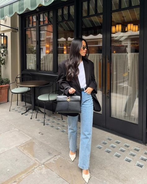 19 Super Chic Jeans and Heels Outfits To Obsess Over - The Wandering Girl Trendy Fall Work Outfits, Casual Chic Dress Code, Light Blue Jeans Outfit, Jeans Heels Outfit, Blazer Outfits Casual, Blue Jean Outfits, Heels Outfits, Elegante Casual, Slingback Heels