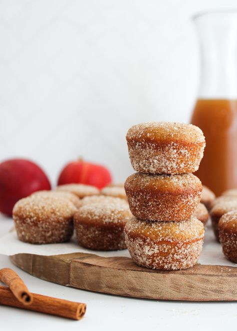 Apple cider donut muffins are a healthier version of a fall classic, apple cider donuts. Light, fluffy, and just as delicious as donuts, apple cider muffins are baked instead of fried and oh so perfect for fall. Apple Cider Donut Muffins, Donut Muffins Recipe, Cider Muffins, Apple Cider Muffins, Fall Muffins, Apple Cider Donuts Recipe, Baked Pears, Donut Muffins, Caramel Bits