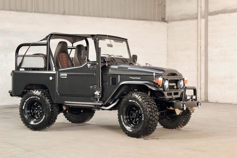 Land Crouser, Survival Vehicle, Land Cruiser Pick Up, Black Toyota, Range Rover V8, Fj40 Landcruiser, Toyota Fj40, Sauna Design, Toyota Landcruiser