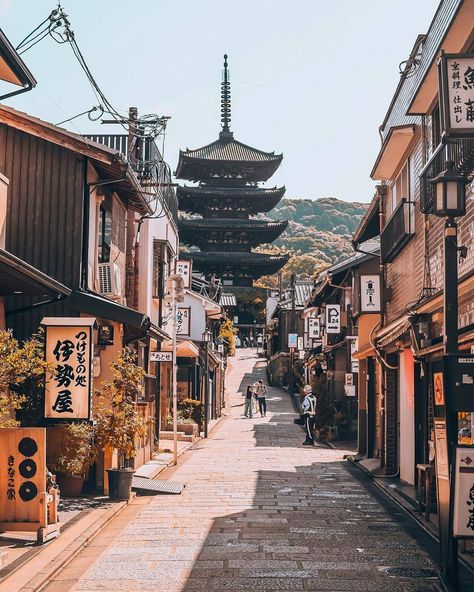 Yasaka Shrine Yasaka Shrine, Japan Architecture, Japan Aesthetic, Visit Japan, Great Friends, Japan Travel, Kyoto, Lego, Japan