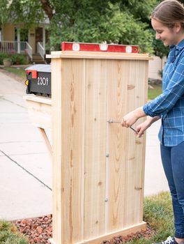 How to Build a Custom Mailbox Cedar Mailbox Ideas, Double Mailbox Post Ideas, Diy Mailbox Ideas Outdoor, Wooden Mailbox Ideas, Wood Mailbox Ideas, Diy Mailbox Post, Mailbox Post Ideas, Fence Front Yard, Double Mailbox