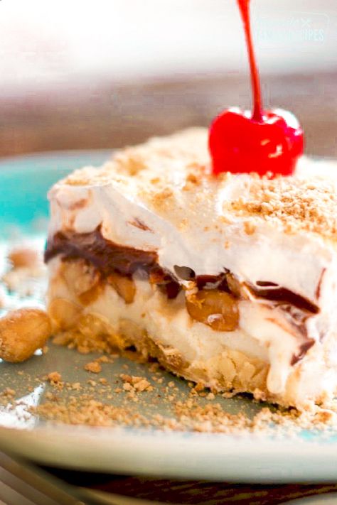 This Frozen Banana Split Dessert is the perfect ice cream treat. A graham cracker crust layered with bananas, ice cream, fudge, peanuts, and whipped cream! Banana Split Dessert Ice Cream, Banana Split Desert, Ice Cream Fudge, Banana Split Dessert Recipes, Frozen Banana Recipes, Banana Split Recipes, Banana Split Ice Cream, Weekly Menu Plan, Banana Split Dessert