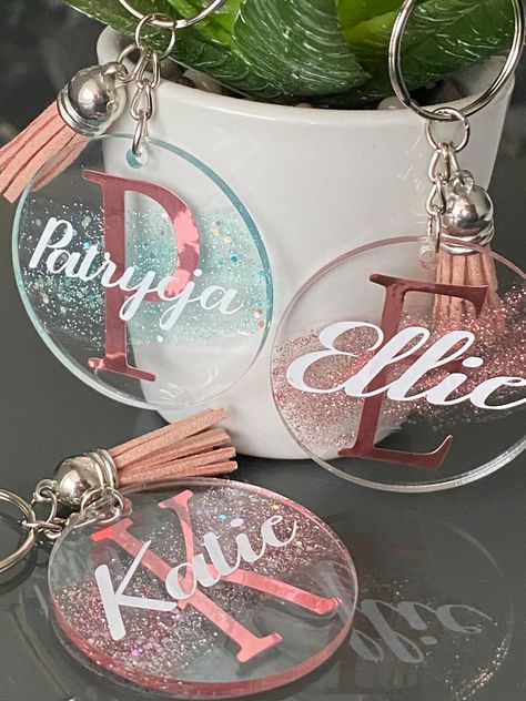 Acrylic Keychains Diy Cricut, Acrylic Keychain Ideas, Acrylic Key Chains, Diy Resin Keychain, Keychain Display, Keychain Craft, Diy Resin Projects, Resin Jewelry Diy, Acrylic Keychains