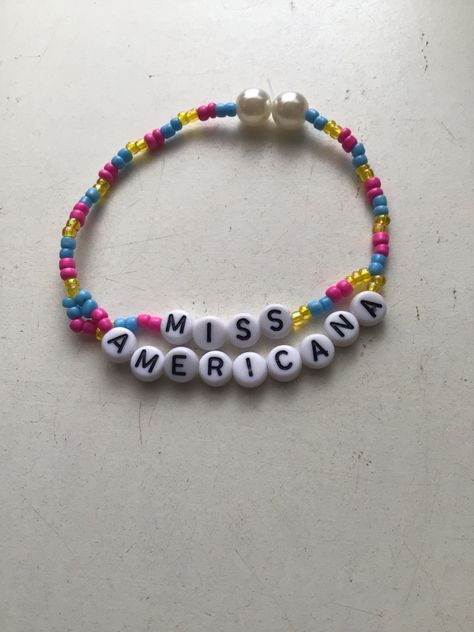 Taylor swift bracelet ideas Taylor Swift 4th Of July, Taylor Swift Bracelet Ideas, Bracelet Taylor Swift, Swift Bracelet, Miss Americana, Bracelet Ideas, Eras Tour, Friendship Bracelets, 4th Of July