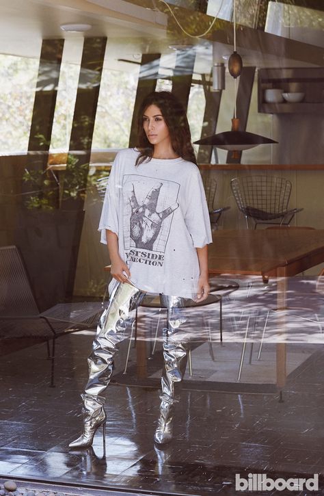 Kim Kardashian poses in oversized graphic shirt and metallic boots for Billboard Magazine October 2016 issue Oversized Graphic Shirt, Mirror Boots, Estilo Kim Kardashian, Estilo Kardashian, Kim Kardashian Outfits, Robert Kardashian, Kim K Style, Silver Boots, Kardashian Outfit