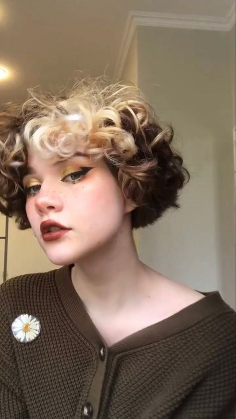 Hairstyles For Short Hair Prom Curls, Natural Curly Pixie Haircut, Retro Short Curly Hair, Pixie Hair Dye Ideas, Long Nonbinary Hair, Curly Hair Color Ideas, Curly Hair Color, Dyed Curly Hair, Androgynous Hair