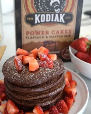 Kodiak Pancake Mix Recipes, Recipe Using Applesauce, Waffle Mix Recipes, Mini Waffle Recipe, Macro Meal Prep, Kodiak Cakes Recipe, Kodiak Pancakes, Chocolate Flapjacks, Chocolate Protein Pancakes