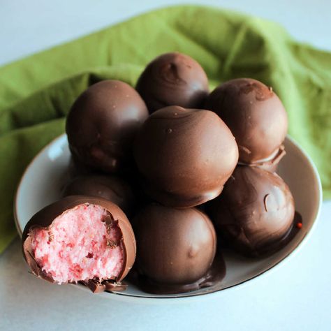 Buttercream Truffles, Strawberry Shortcake Truffle, Strawberry Truffle, Easy Truffles, Cannibis Recipes, Strawberry Butter, Frosting Recipes Easy, Chocolate Candy Recipes, Strawberry Cake Mix