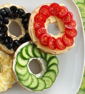 Olympic bagels Olympic Snacks, Bagel Pizzas, Vbs Olympics, Olympic Food, Olympic Theme Party, Olympic Games For Kids, Snack Ideas For Kids, Olympics Party, Olympic Idea