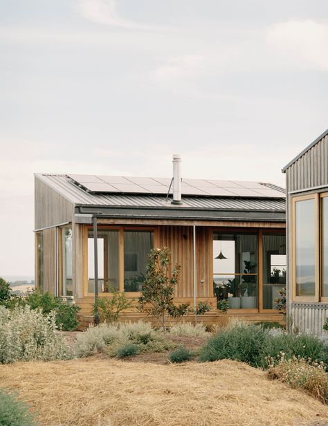 See how a 90-acre cattle farm became the canvas for this off-grid dwelling, complete with a passive solar design and lush edible garden! Grid Architecture, Monopitch Roof, Kaufmann House, Australian Farm, Off Grid House, Cattle Farm, Australia House, Passive Solar Design, Timber Roof