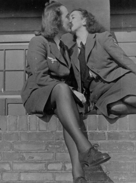 Vintage Lesbian, German Girls, Woman Loving Woman, German Women, Photo Vintage, Old Love, White Photo, Two People, Military History