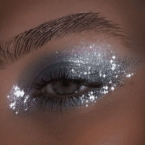 Disco Makeup, Sparkle Makeup, Silver Eye Makeup, Ball Makeup, Halloween Costumes 2022, Concert Makeup, Silver Makeup, Sparkly Makeup, Round Of Applause