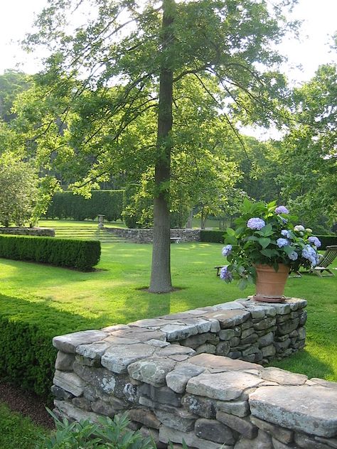 A New Look for Gil Schafer - Quintessence Stone Garden Wall, Gil Schafer, Diy Garden Landscaping, Stone Walls Garden, Stone Fence, 카페 인테리어 디자인, American House, Walled Garden, Stone Garden