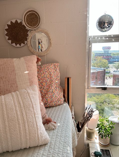 Bohemian Dorm Room Decor, Pastel Color Dorm Room, Dorm Apartment Ideas, Warm Dorm Room Aesthetic, Colorful Dorm Room Ideas, Colorful Comforters, Earthy Dorm Room, Granola Dorm Room, Dorm Rooms Decorating