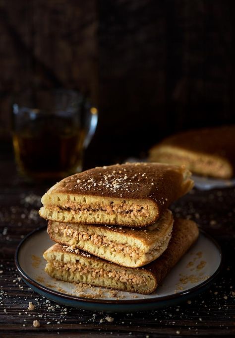 Apam Balik is a soft & fluffy sweet Malaysian peanut turnover pancake stuffed with a sugary, buttery peanut filling. Malaysian Photography, Malaysian Food Photography, Indonesian Breakfast Aesthetic, Malaysian Food Desserts, Malaysian Roti Canai, Apam Balik, Home Decor Ideas Paper, Malaysian Dessert, Malaysian Recipes