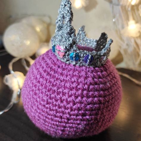 Queen slime crochet Crochet Slime, Slime Crochet, Dnd Crafts, Slime, Christmas Bulbs, Craft Ideas, Queen, Christmas Ornaments, Holiday Decor