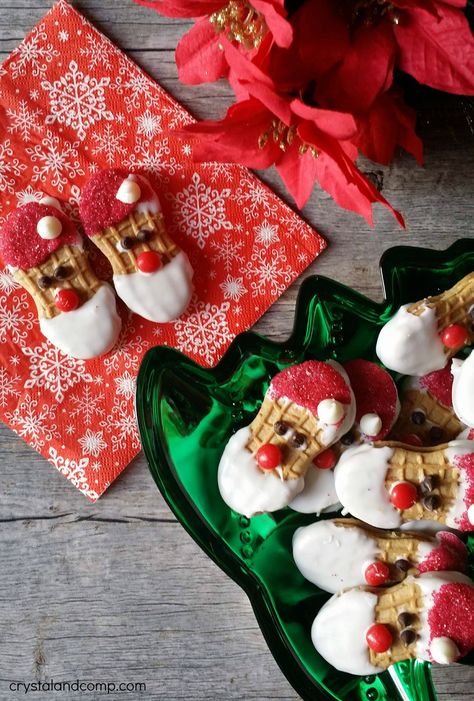 Easy No Bake Santa Cookies Christmas Cookie Exchange Recipes, Christmas Party Treats, Cookie Exchange Recipes, Christmas Baking Cookies, Chocolate Dipped Cookies, Santa Cookie, Cookie Exchange Party, Sweet Magic, Holiday Cookie Exchange