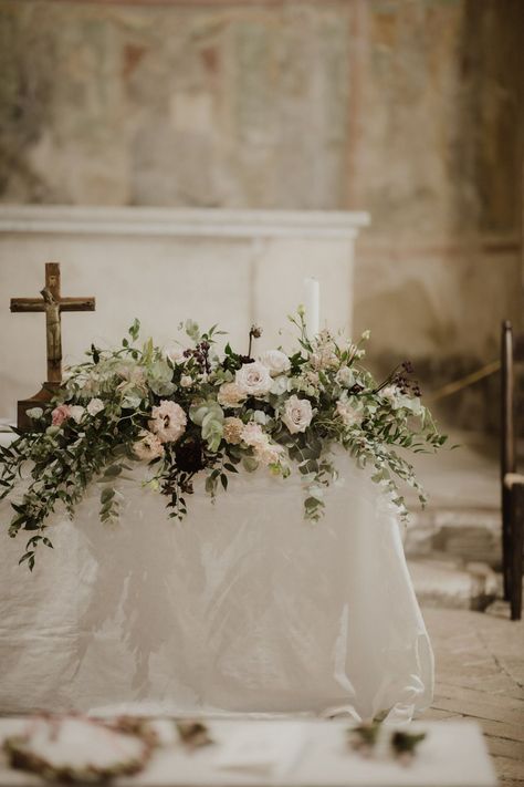 Church Altar Flowers, Altar Flowers Wedding, Romantic Wedding Colors, Church Wedding Flowers, Olive Wedding, Altar Arrangement, Altar Flowers, Christmas Flower Arrangements, Wedding Altars