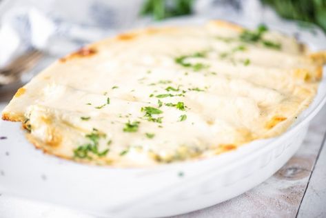 This is the best easy Chicken and Spinach Manicotti recipe. Stuffed with ricotta cheese and spices, and then topped with a creamy alfredo sauce, it's an Italian dish that just can't be beat! #chickenmanicotti #olivegardenalfredo #easyweeknightdinner #chickenandspinachmanicotti #gogogogourmet Manicotti With White Sauce, Chicken And Spinach Manicotti, Spinach Manicotti Recipe, Manicotti Recipes, Copycat Olive Garden Alfredo Sauce, Spinach Stuffed Chicken Breast Recipes, Chicken Manicotti, Copycat Olive Garden Alfredo, Olive Garden Alfredo