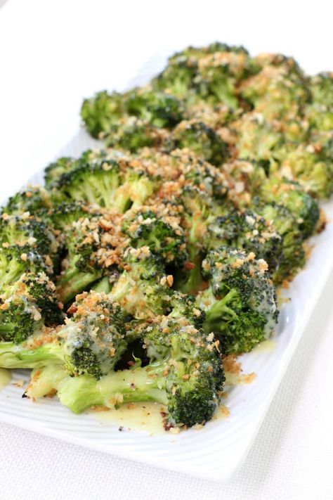 Roasted Broccoli with Buttery Bread Crumbs is a great way to make broccoli taste the best it can. You'll be roasting broccoli from now on! Raclette Originale, Galette Des Rois Recipe, Bread Crumbs Recipe, Fried Broccoli, Easter Side Dishes, Broccoli Recipe, Sloppy Joe, Roasted Broccoli, S'mores