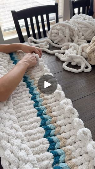 Fluffy Crocheted Blanket, Thick Throw Blanket Chunky Crochet, Super Chunky Yarn Patterns, Chunky Knit Blanket Design, Diy Chunky Yarn Blanket, 2 Color Chunky Knit Blanket, How To Make A Thick Yarn Blanket, Chunky Blanket Pattern Free, Chunky Throw Blanket Crochet