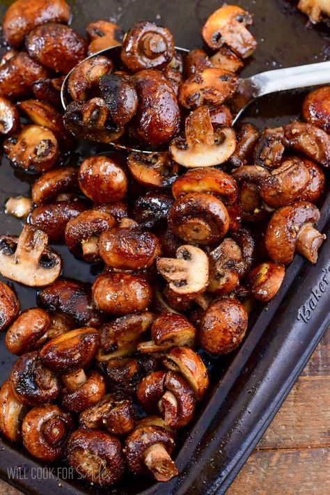 The Best Roasted Mushrooms. Firm, meaty crimini mushrooms are simply seasoned, roasted until tender, and tossed lightly with butter and garlic mixture. #mushrooms #sidedish #roastedmushrooms #easysides Crimini Mushrooms Recipes, Oven Roasted Mushrooms, Crimini Mushrooms, Marinated Mushrooms, Bacon Wrapped Asparagus, Pampered Chef Recipes, Cremini Mushrooms, Garlic Mushrooms, Roasted Mushrooms