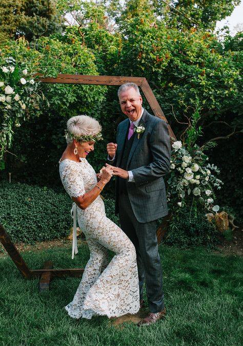 My Wedding Day Was So Magical - Chic Over 50 Over 50 Wedding Dress, Older Bride Dresses, Hairstyles Brides, Wedding Outfits For Women, Chic Over 50, Sheath Wedding, Pink Wedding Dress, Grunge Dress, My Wedding Day