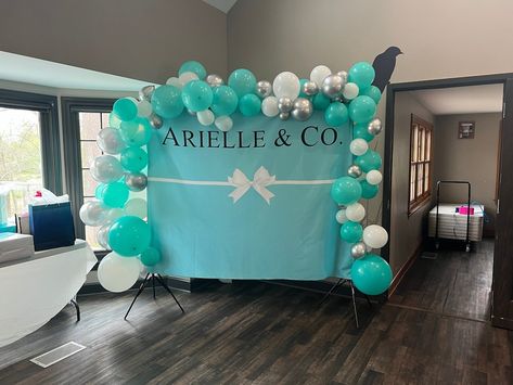 Tiffany Blue Birthday Party, Tiffany Christmas, Birthday Table Decor, Tiffany Birthday Party, Blue Birthday Party, Photography Display, Tiffany Theme, Blue Birthday Parties, Birthday Party Backdrop