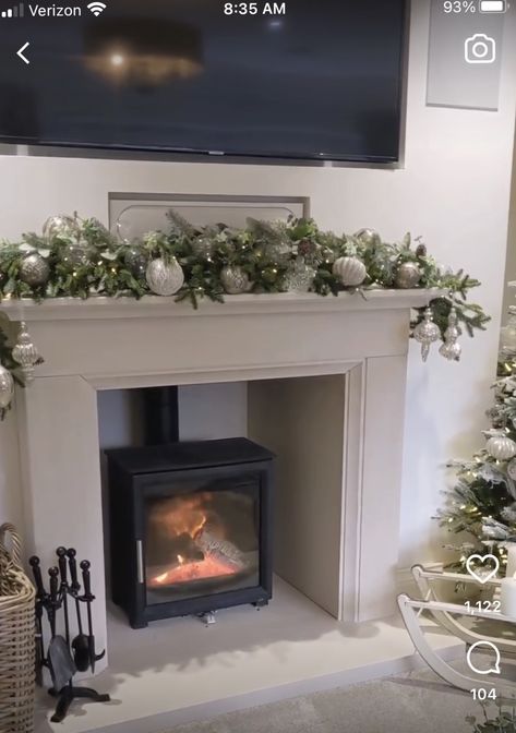 Christmas Decor Fireplace With Tv, Fireplace Decor Ideas Farmhouse, Chimney Christmas Decor, Tv Mantel Decorating Ideas, Tv Mantle Decor, Over Couch Wall Decor, Over Fireplace Decor Ideas, Mantle With Tv Decorating Ideas, Fireplace Decor With Tv