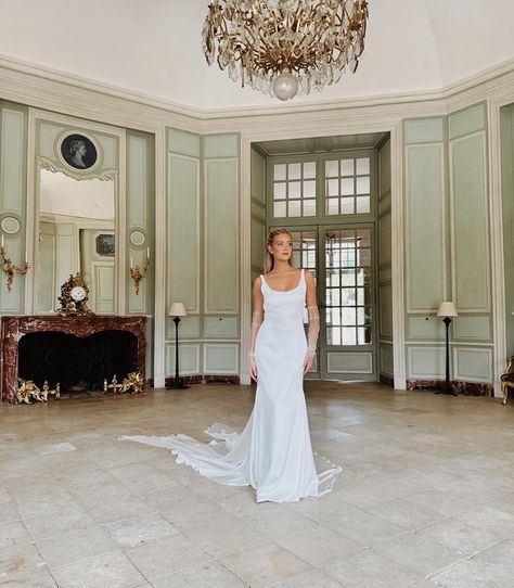 Hannah Godwin Wedding Dress, Elizabeth James Wedding Aesthetic, Hannah Goodwin Wedding, Hannah G Wedding, Hannah Godwin Wedding, Dylan Barbour, Parisian Wedding Dress, Celeb Wedding, Hannah Godwin