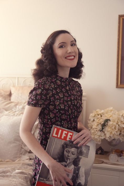 Middy Haircut, 1940 Curly Hair, Midi Haircut, 1940 Hair, 1940s Curl Pattern, 1940s Working Women Hair, 1940s Setting Pattern Hair, 40s Hair Roller Pattern, 1940s Looks