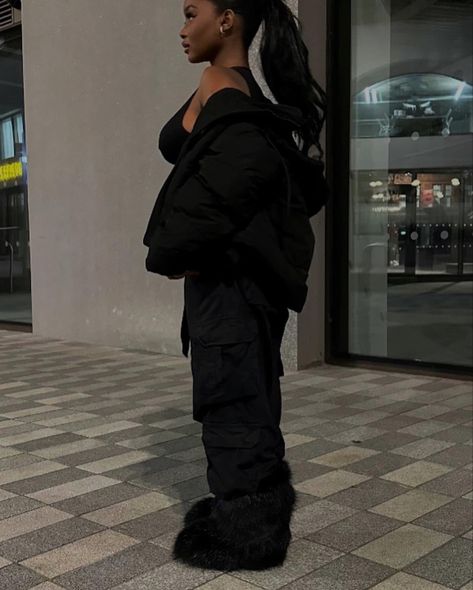 Trip Outfit Black Women, Black Streetwear Women, Cabin Trip Outfit, All Black Streetwear, All Black Aesthetic, Outfit Black Women, Cabin Trip, Trip Outfit, Black Streetwear