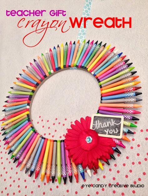 DIY CRAFT :: Crayon Wreath Crayon Wreath, Diy Crayons, Mini Chalkboards, Teacher Craft, Gift Wreath, Studio Diy, Time Time, I Am Loving, Diy Wreath