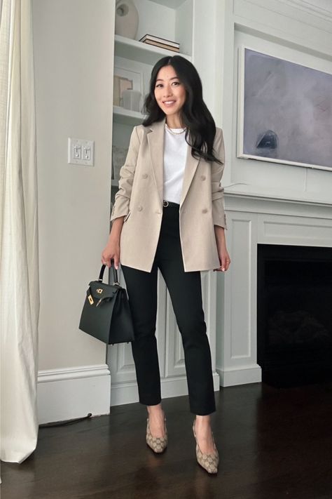 Banana republic factory blazer with Ann Taylor Audrey crop pants and gucci heels Casual Outfits Petite, Petite Capsule Wardrobe, Blazer Outfits Women, Business Formal Outfit, Spring Workwear, Workwear Outfits, Smart Casual Women, Blazer Outfits Casual, Gucci Heels