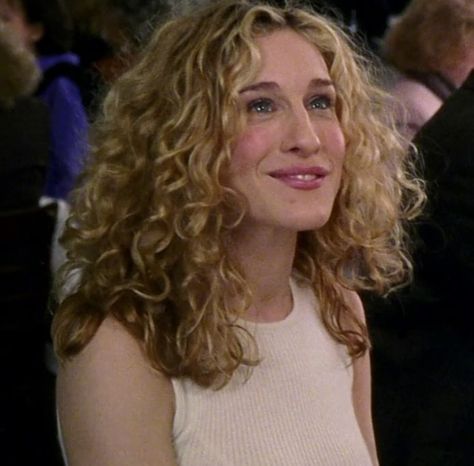 satc Mr big Carrie Bradshaw fashion icon blond curly hair series Blue Hair Ideas, Carrie Bradshaw Hair, Hairstyle Ideas For Short Hair, Sky Blue Hair, Cute Hairstyle Ideas, Ideas For Short Hair, Curly Hair Photos, Blonde Curly Hair, Cute Hairstyle