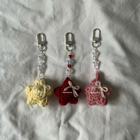 Crochet Small Keychain, Pola Manik, Handbags Patterns, Crochet Fairy, Crochet Keychain Pattern, Small Crochet, Crochet Shop, Crochet Business, Buku Skrap