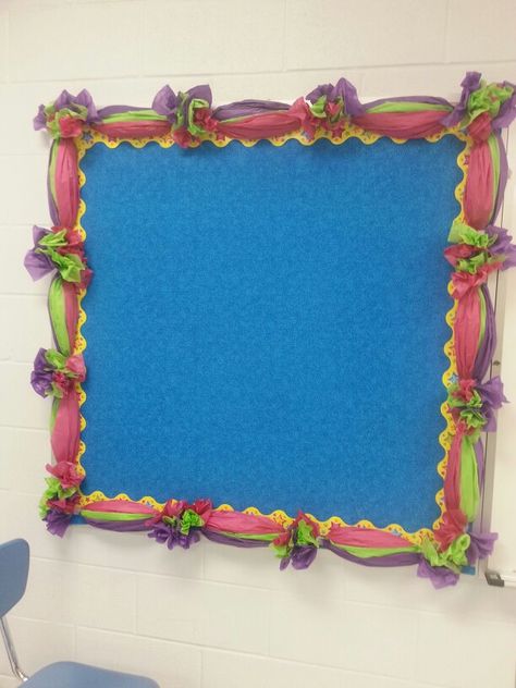 Bulletin border made with tissue paper! Bulletin Board Borders Crepe Paper, Tissue Paper Border Bulletin Boards, Bulletin Border Ideas, Tissue Paper Borders, Boarders For Bulletin Boards, Soft Board Decoration, Office Bulletin Boards, Bulletin Borders, Classroom Decor High School