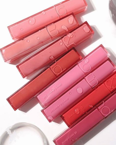 Coral dewy lip tint Romand Blur Fudge Tint, Dewyful Water Tint, Korean Lip Tint, Water Tint, Korean Lips, Tinted Lip Gloss, Polished Hair, Eyeliner Looks, Pink Makeup