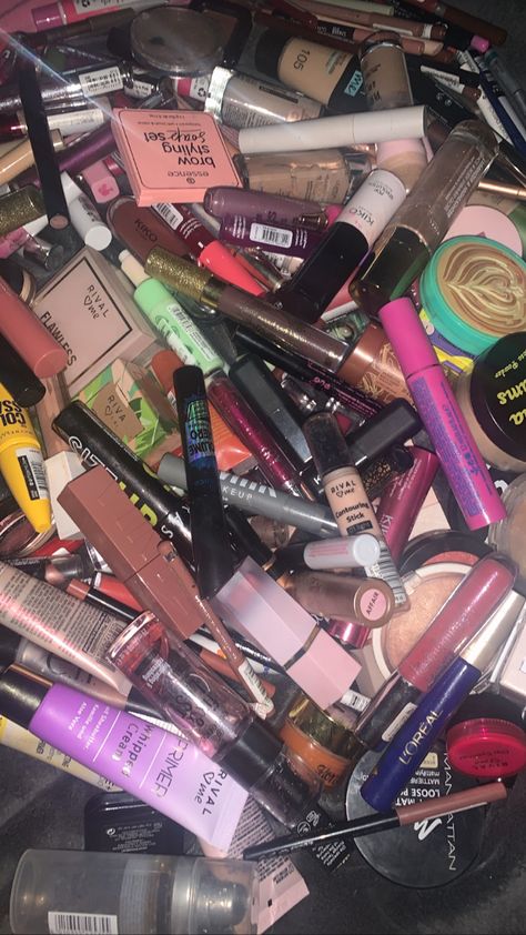 Make up, chaos Fake Makeup, Makeup Collection Goals, Eco Friendly Makeup, Cleaning Inspiration, Essence Makeup, Coffee Bar Home, Bath And Body Works Perfume, Lots Of Makeup, Very Cute Dogs