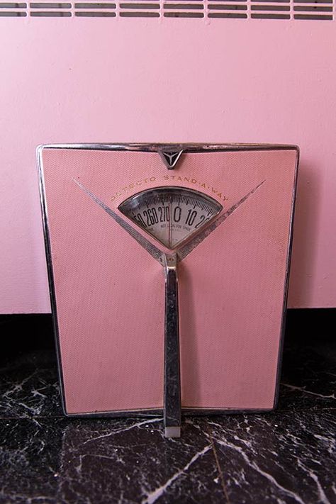 vintage-retro-pink-bathroom-scale Pink And Black Bathroom, Retro Pink Bathroom, Dressing Tips, Mid Century Bathroom, Vintage Scale, Retro Renovation, Vintage Bathrooms, Pink Bathroom, Pink Kitchen