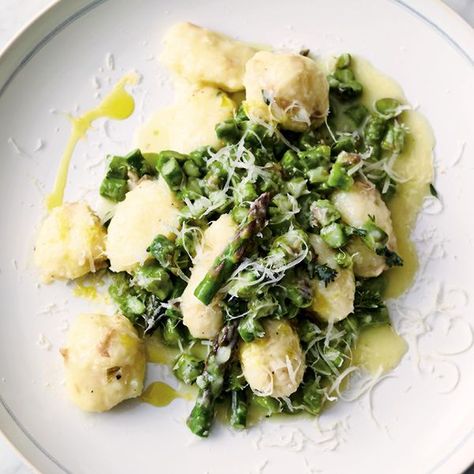 Jamie Oliver's recipe for Easy Rustic Gnocchi, as seen on his Channel 4 series, Quick & Easy Food, teaches you to make super fast and simple gnocchi with asparagus. Jamie Oliver 5 Ingredients, Gnocchi Recipes Easy, Making Gnocchi, Jamie Oliver Recipes, 5 Ingredient Recipes, Gnocchi Recipes, 500 Calories, Asparagus Recipe, Jamie Oliver