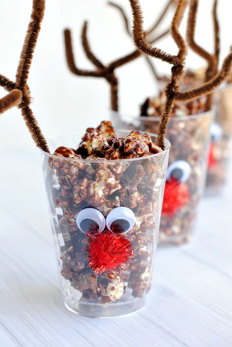 Reindeer Cups Christmas Snack Cups, Reindeer Recipes, Christmas Movie Night Party, Reindeer Popcorn, Movie Night Party Ideas, Reindeer Cups, December Themes, Popcorn Ideas, Night Party Ideas