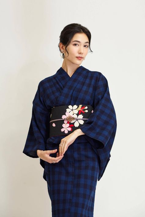 Yukata vs Kimono: What’s the Difference? – Japan Objects Store Modern Japanese Clothing, Roppongi Hills, Japanese Yukata, Unmarried Women, Kimono Outfit, Yukata Kimono, Blue Kimono, Roppongi, Black Kimono