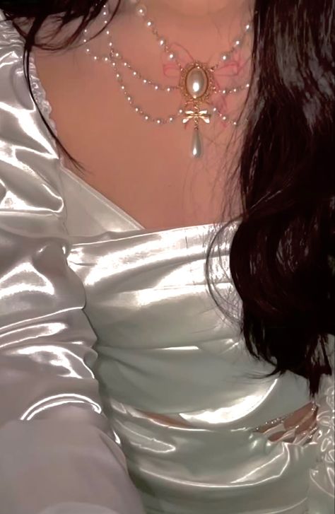 dreamcore, glow, aesthetic, pearl, jewlery, silk dress White Dress Aesthetic, Glow Aesthetic, Pearl Jewlery, Dress Aesthetic, Silk Dress, Instagram Story, Pearl Necklace, Witch, White Dress