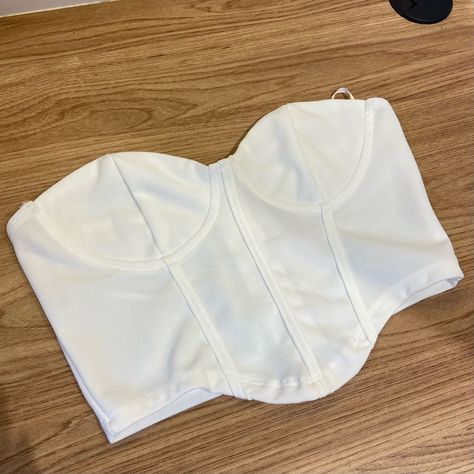 cropped estilo corset estruturado, sem bojo, mas tem ferrinhos pra ficar bem firme,  branco tomara que caia, tamanho p e de reco atras, nunca usado Fame Dr, Zara, Nike, Clothes