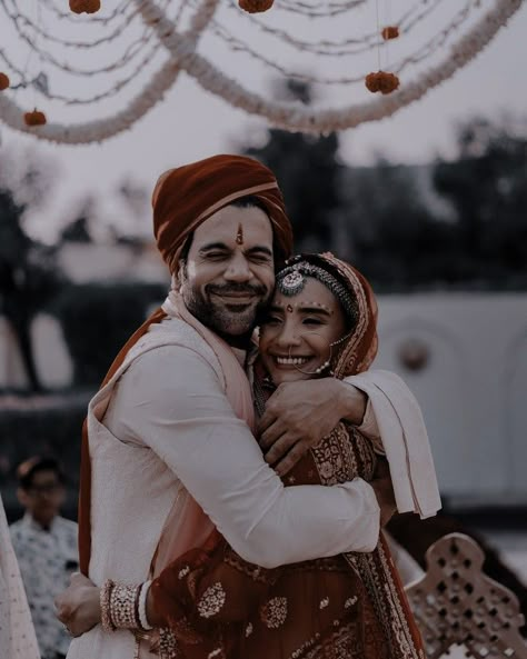 Indian Couple Wedding Photoshoot, Hindu Wedding Aesthetic, Couple Marriage Photography, Shadi Pic, Wedding Closeup, Shadi Decor, Hindu Wedding Photos, Marriage Photoshoot, Indian Wedding Pictures