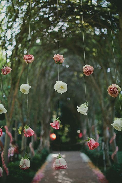 Chain buds together with thread, twine, or cord for a fabulous floral curtain! #weddingdecor #flowers {wild{whim} design + photography} Flowers Hanging, Rustic Wedding Decorations, Diy Event, Bohol, Deco Floral, Botanical Wedding, Event Styling, Trendy Wedding, Wedding Backdrop