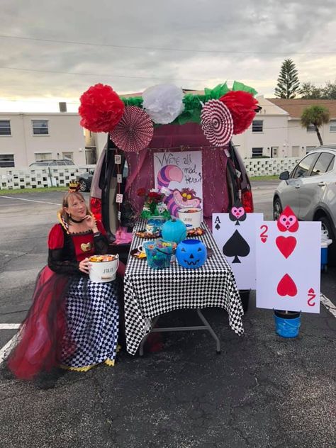 Trunk or Treat 2019 Queen of Hearts Georgie From It, Trunker Treat Ideas, Queen Of Hearts Halloween, Alice In Wonderland Props, Queen Of Hearts Alice, Trunk Or Treat Ideas, Alice In Wonderland Decorations, Fall Carnival, Alice In Wonderland Tea Party Birthday